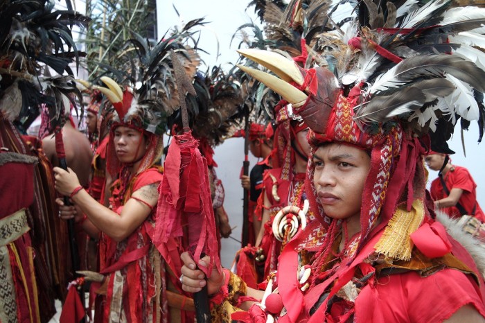 suku yang mendiami daerah Sulawesi terbaru