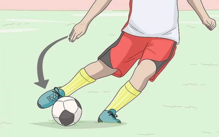 Menendang bola merupakan perkenaan antara kaki dengan