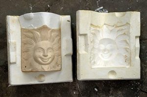 Teknik cetak tekan digunakan saat membuat patung dari bahan