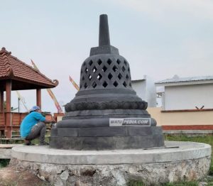Bahan dasar pembuatan stupa adalah